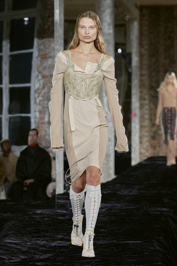 عرض أزياء Acne Studio لربيع وصيف 2022 من أسبوع الموضة في باريس