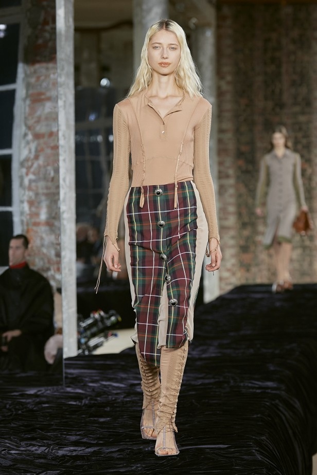 عرض أزياء Acne Studio لربيع وصيف 2022 من أسبوع الموضة في باريس