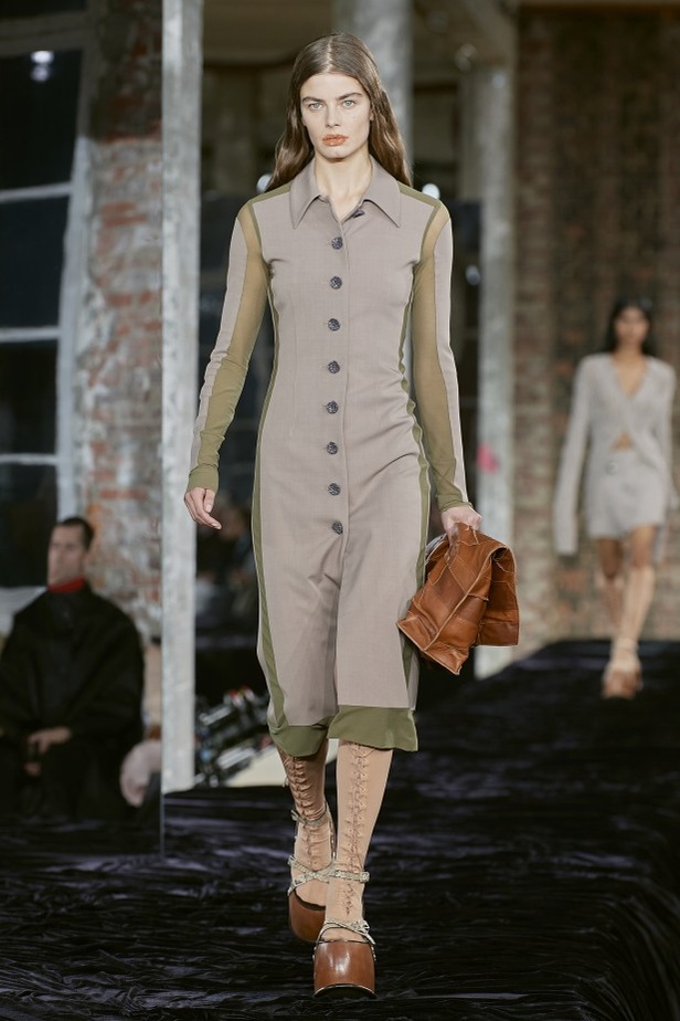 عرض أزياء Acne Studio لربيع وصيف 2022 من أسبوع الموضة في باريس