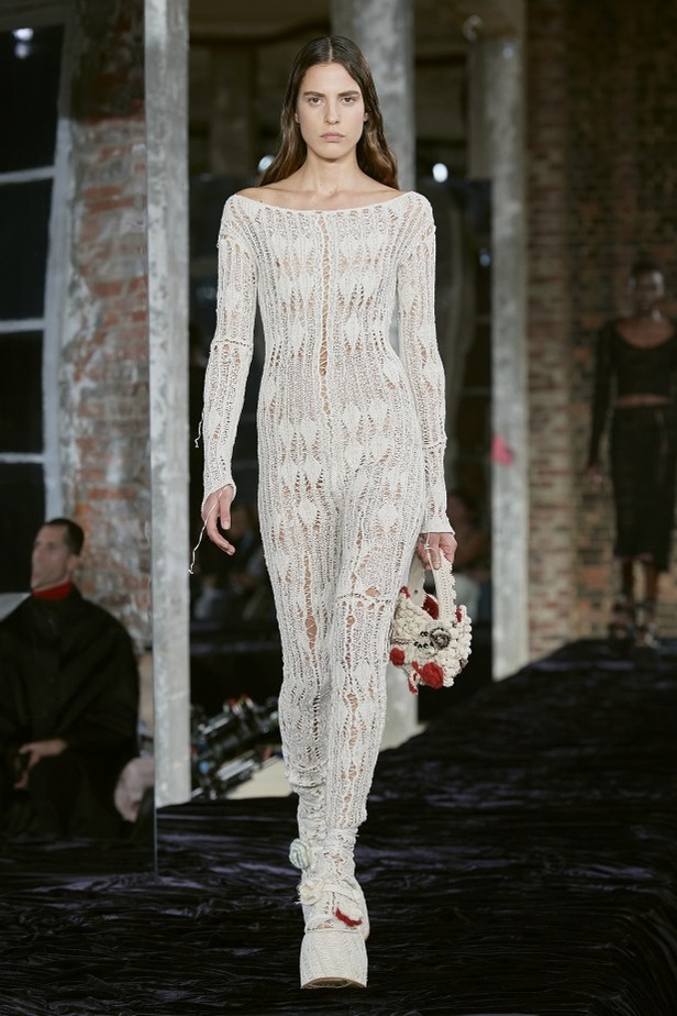 عرض أزياء Acne Studio لربيع وصيف 2022 من أسبوع الموضة في باريس