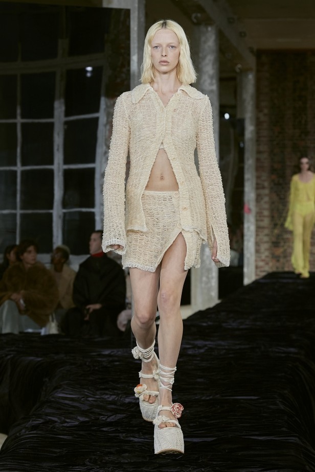 عرض أزياء Acne Studio لربيع وصيف 2022 من أسبوع الموضة في باريس