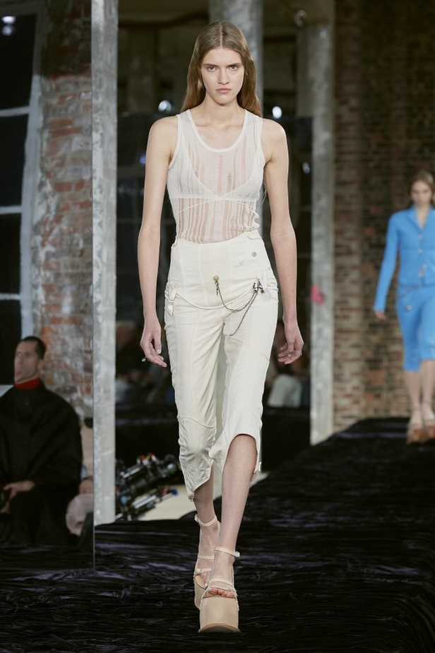 عرض أزياء Acne Studio لربيع وصيف 2022 من أسبوع الموضة في باريس