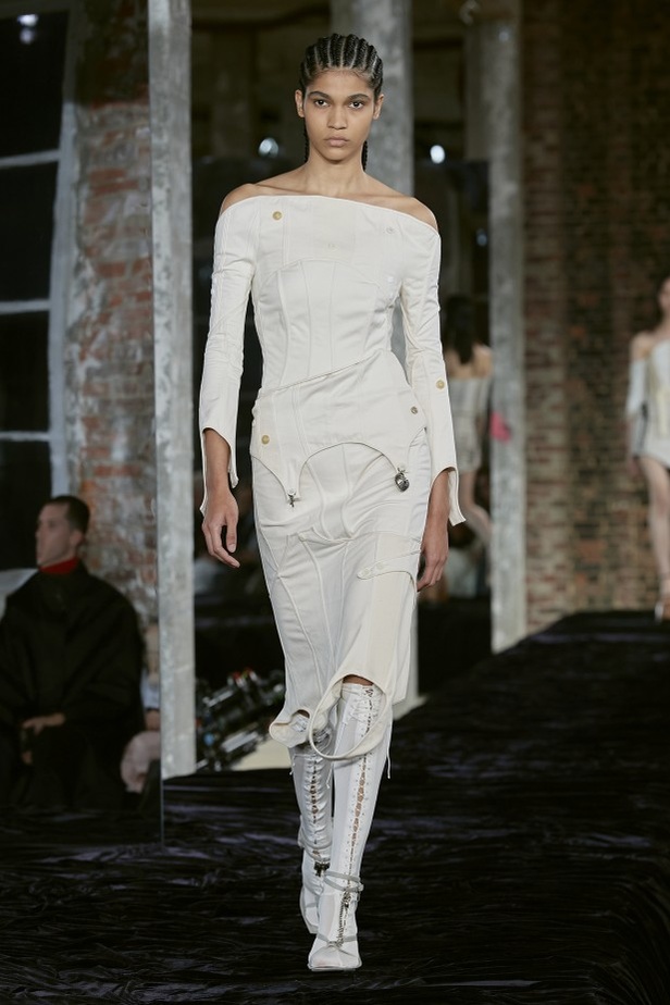 عرض أزياء Acne Studio لربيع وصيف 2022 من أسبوع الموضة في باريس