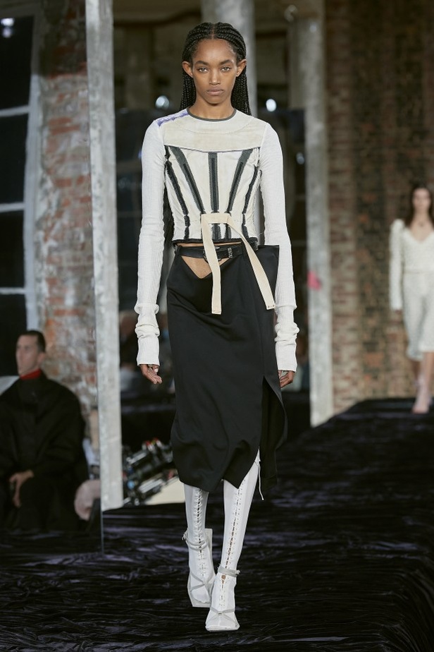 عرض أزياء Acne Studio لربيع وصيف 2022 من أسبوع الموضة في باريس