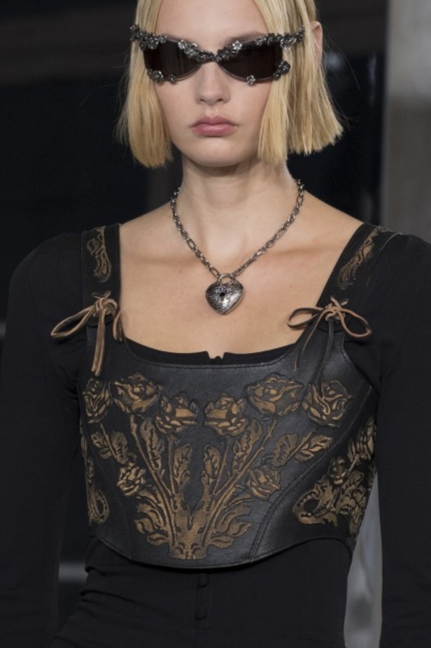 عرض أزياء Acne Studio لربيع وصيف 2022 من أسبوع الموضة في باريس