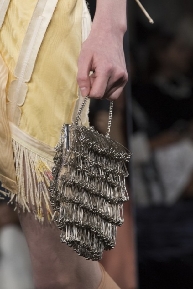 عرض أزياء Acne Studio لربيع وصيف 2022 من أسبوع الموضة في باريس