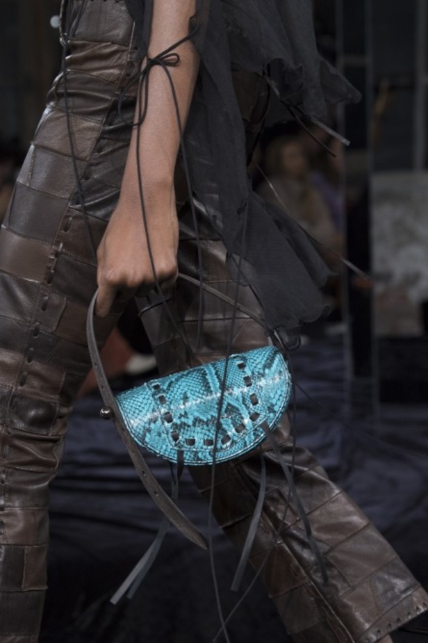 عرض أزياء Acne Studio لربيع وصيف 2022 من أسبوع الموضة في باريس