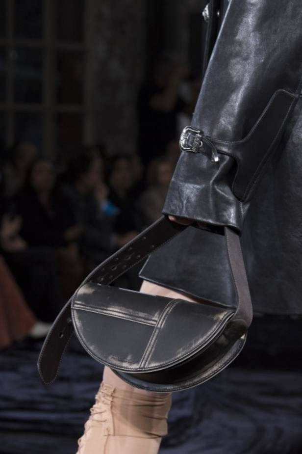 عرض أزياء Acne Studio لربيع وصيف 2022 من أسبوع الموضة في باريس