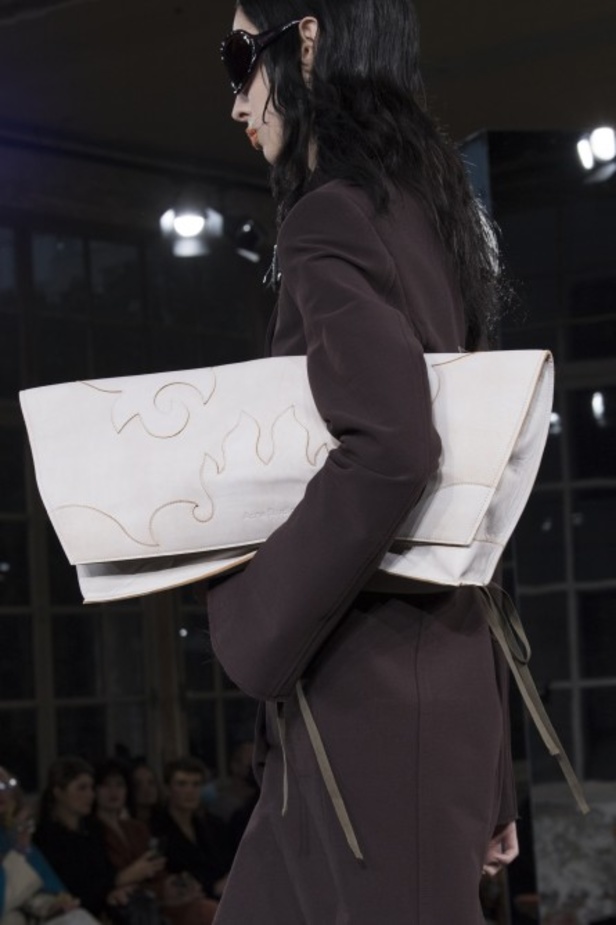 عرض أزياء Acne Studio لربيع وصيف 2022 من أسبوع الموضة في باريس