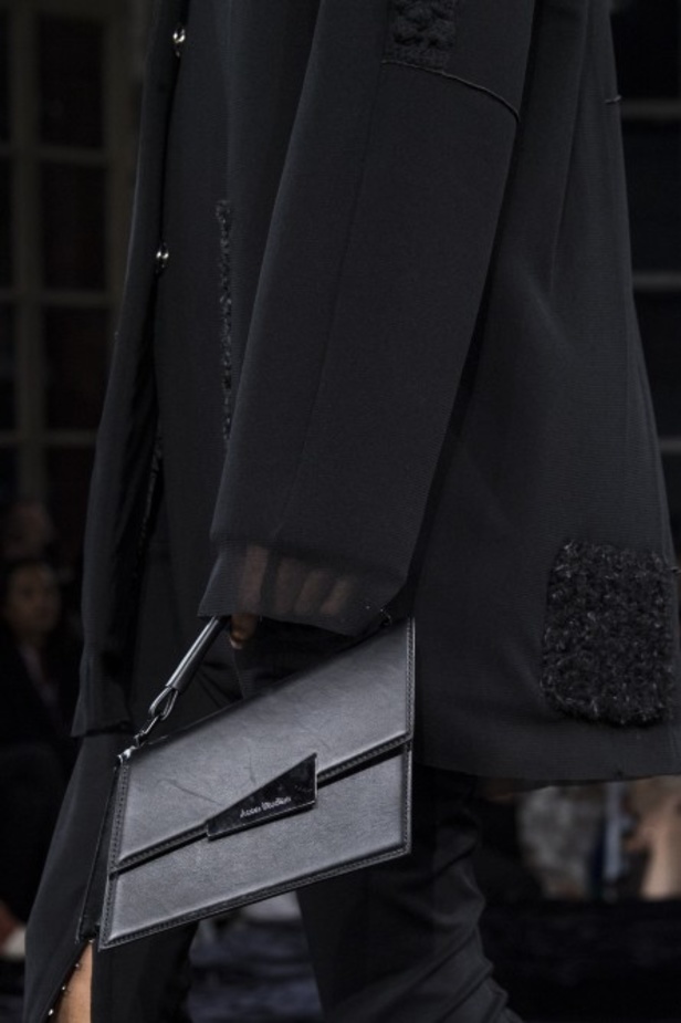 عرض أزياء Acne Studio لربيع وصيف 2022 من أسبوع الموضة في باريس