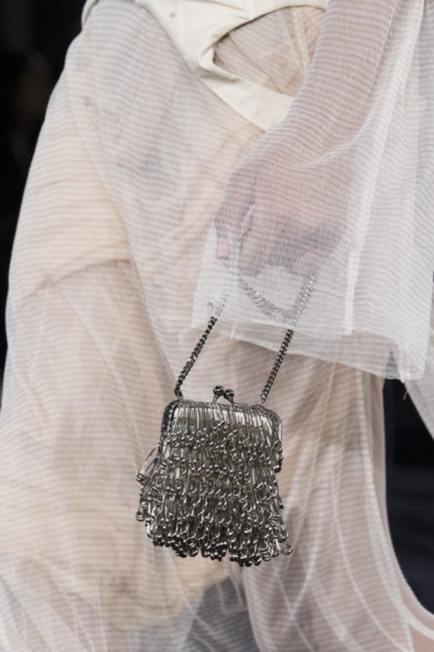 عرض أزياء Acne Studio لربيع وصيف 2022 من أسبوع الموضة في باريس