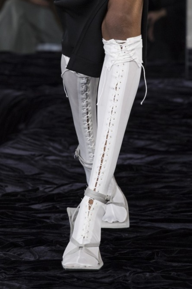 عرض أزياء Acne Studio لربيع وصيف 2022 من أسبوع الموضة في باريس