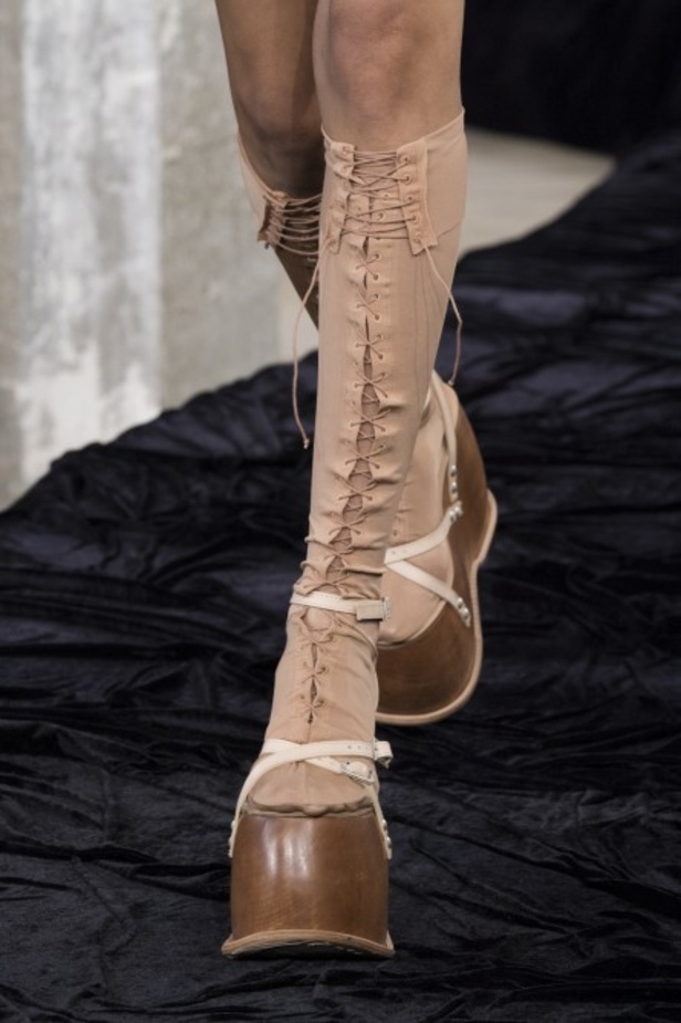 عرض أزياء Acne Studio لربيع وصيف 2022 من أسبوع الموضة في باريس