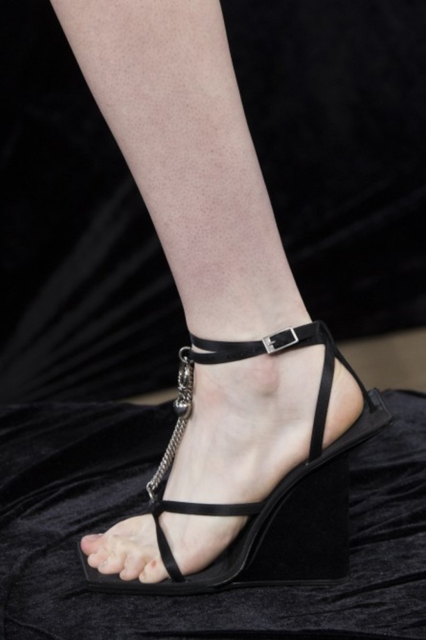 عرض أزياء Acne Studio لربيع وصيف 2022 من أسبوع الموضة في باريس