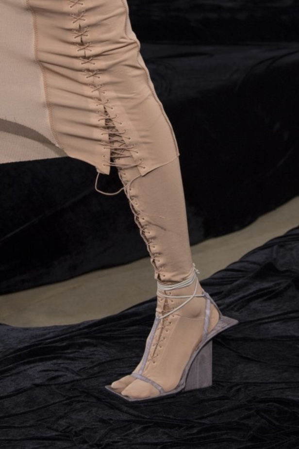 عرض أزياء Acne Studio لربيع وصيف 2022 من أسبوع الموضة في باريس