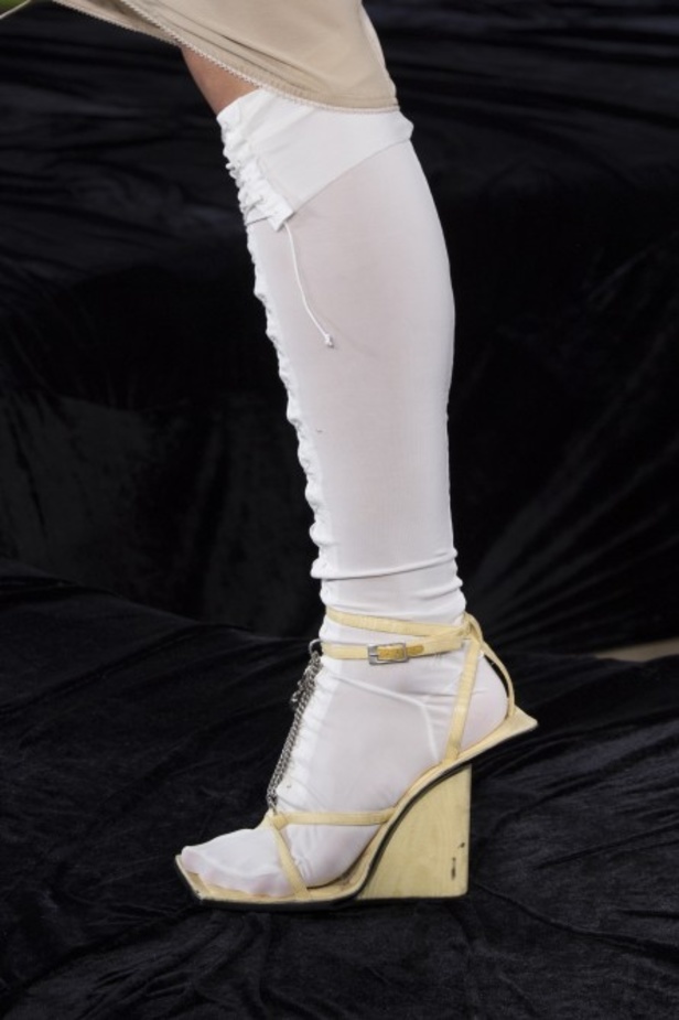 عرض أزياء Acne Studio لربيع وصيف 2022 من أسبوع الموضة في باريس