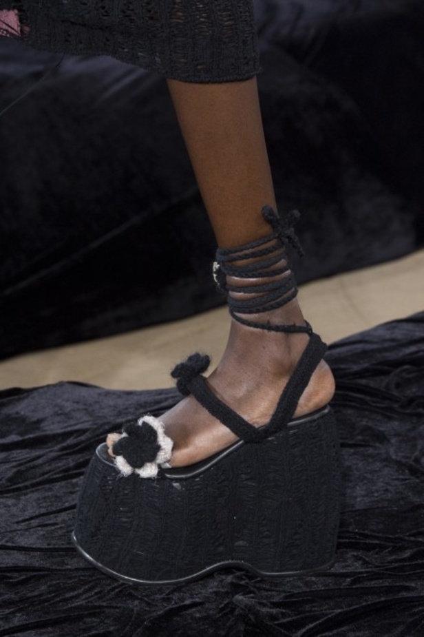 عرض أزياء Acne Studio لربيع وصيف 2022 من أسبوع الموضة في باريس