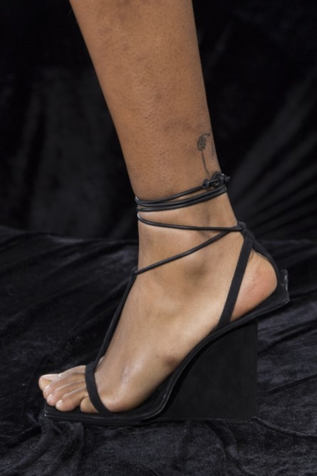 عرض أزياء Acne Studio لربيع وصيف 2022 من أسبوع الموضة في باريس