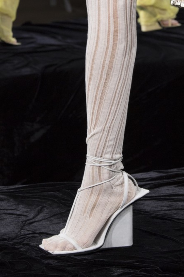 عرض أزياء Acne Studio لربيع وصيف 2022 من أسبوع الموضة في باريس