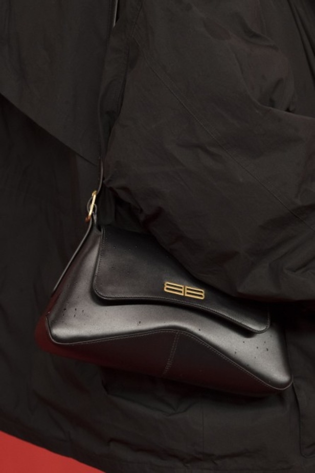 مجموعة بالنسياغا لموسم ربيع وصيف 2022