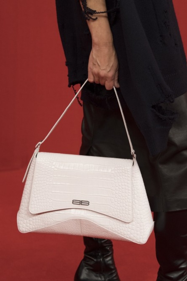 مجموعة بالنسياغا لموسم ربيع وصيف 2022