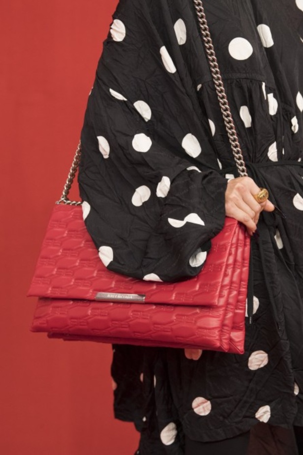 مجموعة بالنسياغا لموسم ربيع وصيف 2022