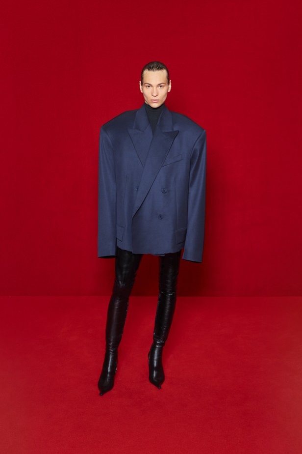 مجموعة بالنسياغا لموسم ربيع وصيف 2022