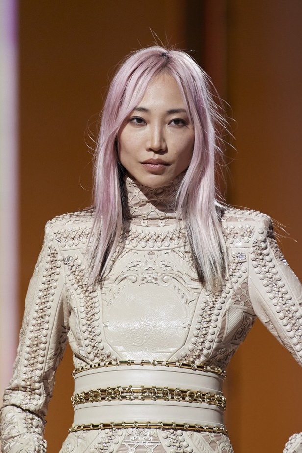 Balmain تحتفل بمجموعة ربيع وصيف 2022 وعشر سنوات من أوليفييه روستينغ