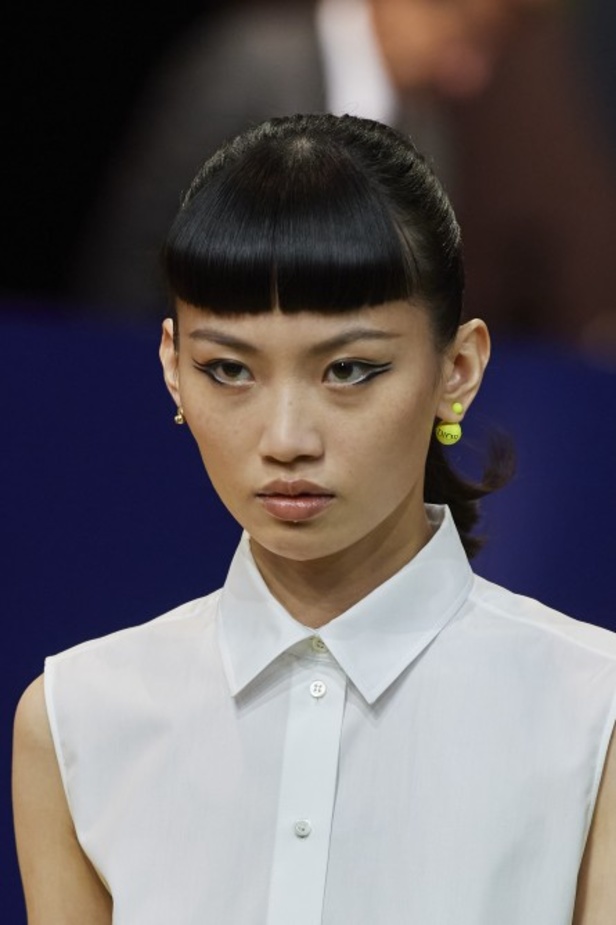 مجموعة Dior لربيع وصيف 2022 عودة بالذّاكرة إلى السّتينات وثورة في إطلالة المرأة 