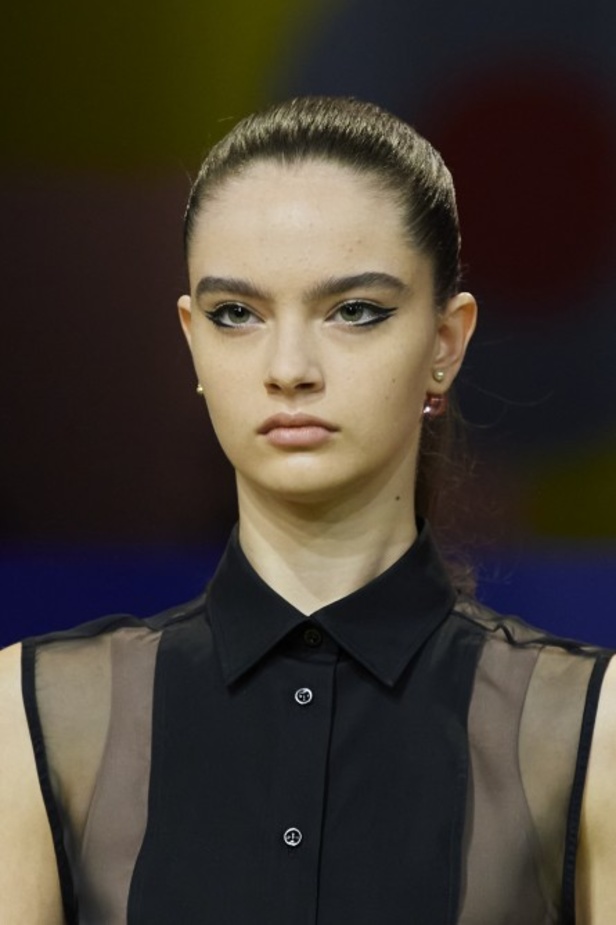 مجموعة Dior لربيع وصيف 2022 عودة بالذّاكرة إلى السّتينات وثورة في إطلالة المرأة 