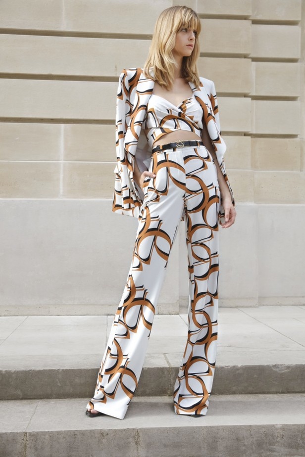 مجموعة إيلي صعب لربيع وصيف 2022 من أسبوع الموضة في باريس