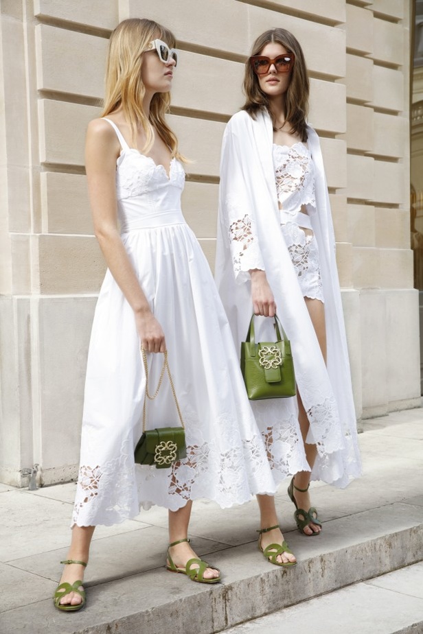 مجموعة إيلي صعب لربيع وصيف 2022 من أسبوع الموضة في باريس