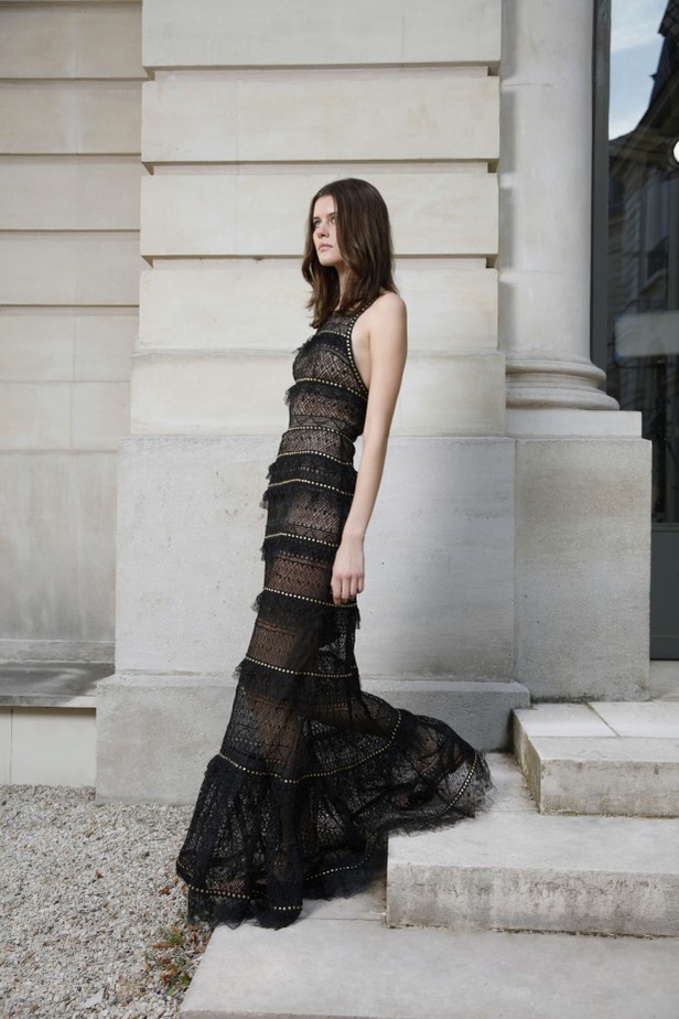 مجموعة إيلي صعب لربيع وصيف 2022 من أسبوع الموضة في باريس