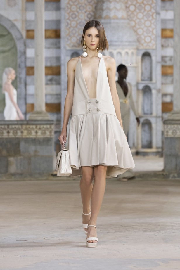 مجموعة أزياء جورج حبيقة لربيع وصيف 2022 بوحي من زهرة الأوركيد