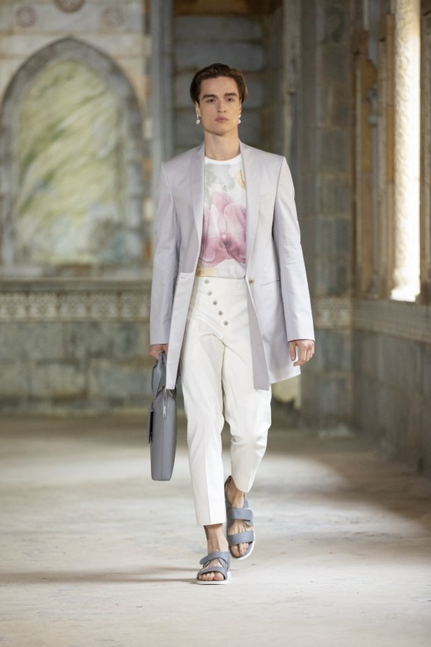 مجموعة أزياء جورج حبيقة لربيع وصيف 2022 بوحي من زهرة الأوركيد