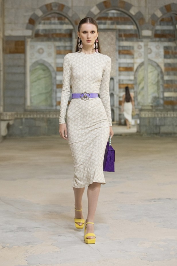 مجموعة أزياء جورج حبيقة لربيع وصيف 2022 بوحي من زهرة الأوركيد