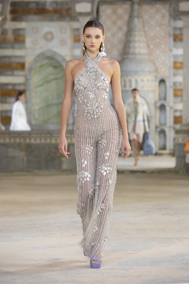 مجموعة أزياء جورج حبيقة لربيع وصيف 2022 بوحي من زهرة الأوركيد