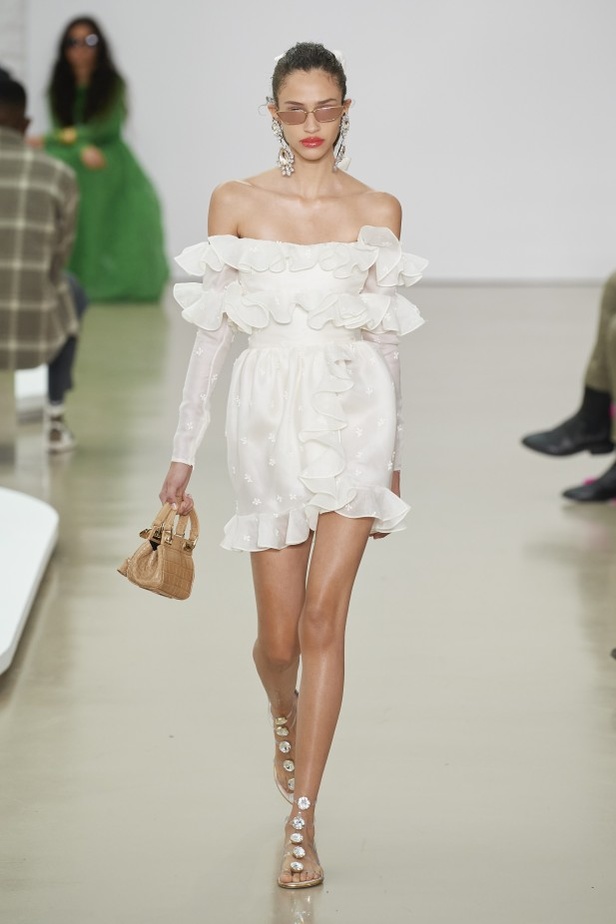 عرض أزياء Giambattista Valli لربيع وصيف 2022 من أسبوع الموضة في باريس