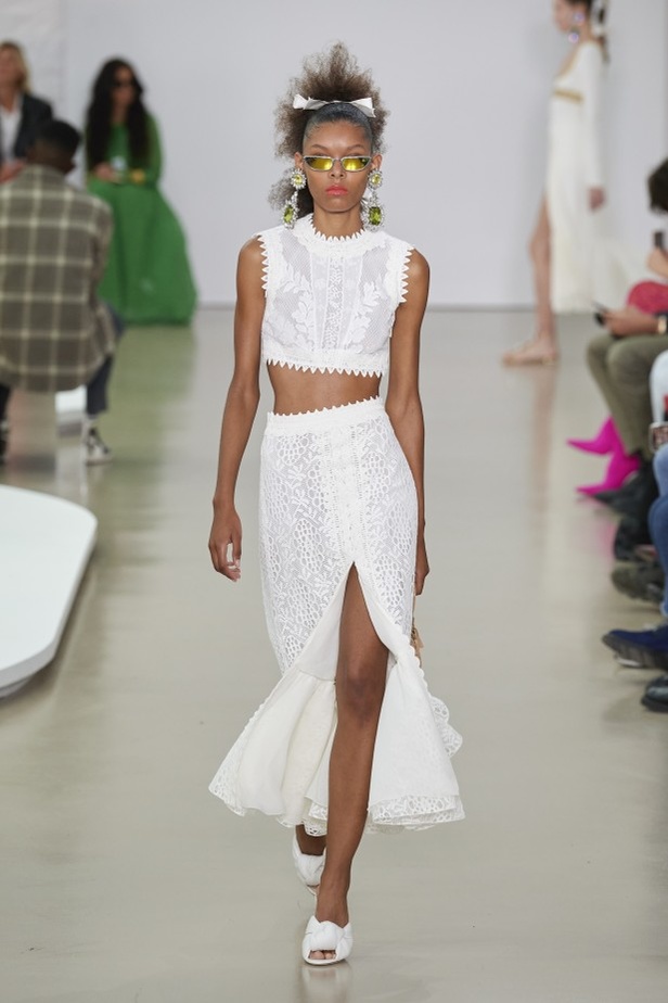 عرض أزياء Giambattista Valli لربيع وصيف 2022 من أسبوع الموضة في باريس