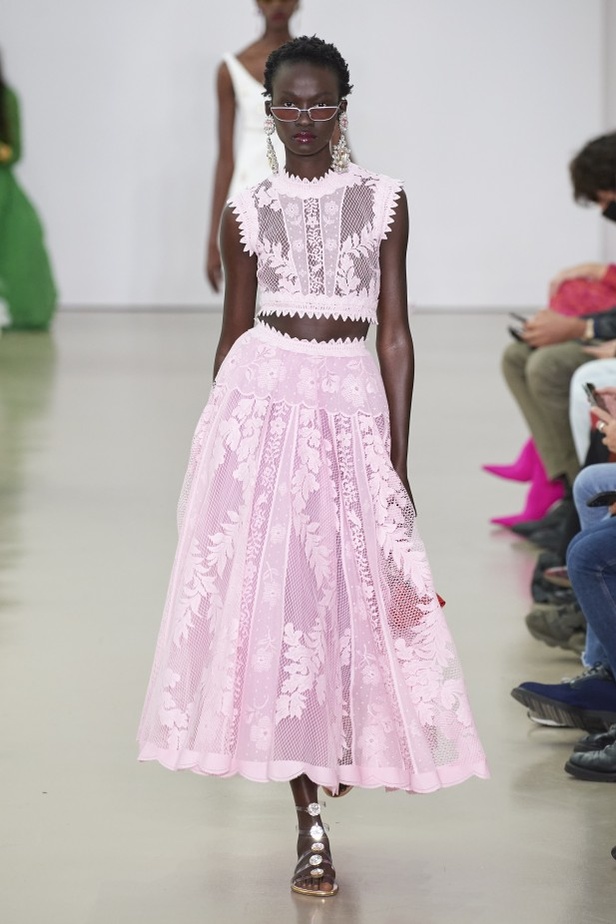 عرض أزياء Giambattista Valli لربيع وصيف 2022 من أسبوع الموضة في باريس
