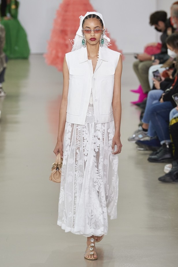 عرض أزياء Giambattista Valli لربيع وصيف 2022 من أسبوع الموضة في باريس