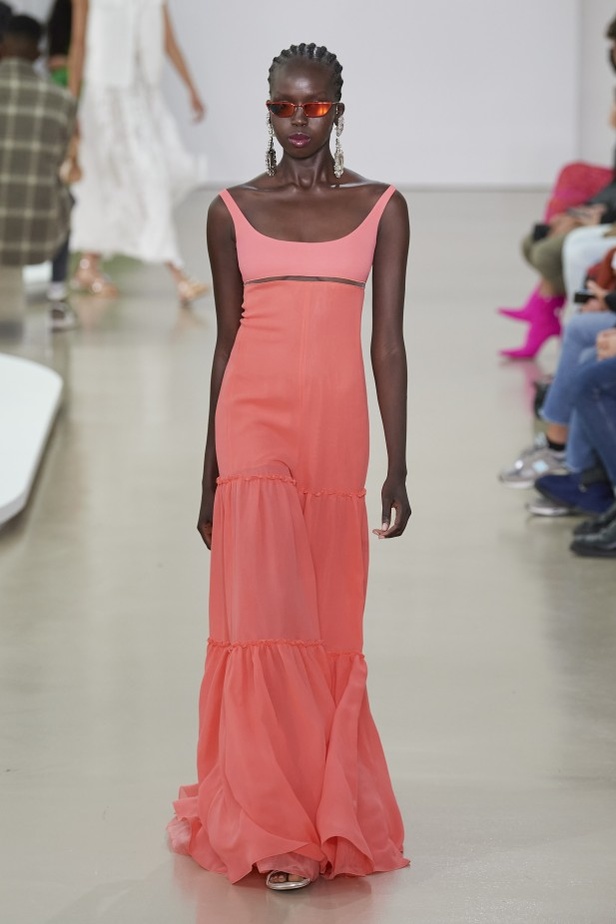 عرض أزياء Giambattista Valli لربيع وصيف 2022 من أسبوع الموضة في باريس