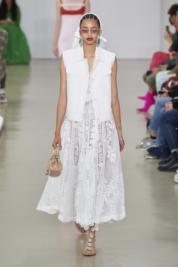 عرض أزياء Giambattista Valli لربيع وصيف 2022 من أسبوع الموضة في باريس