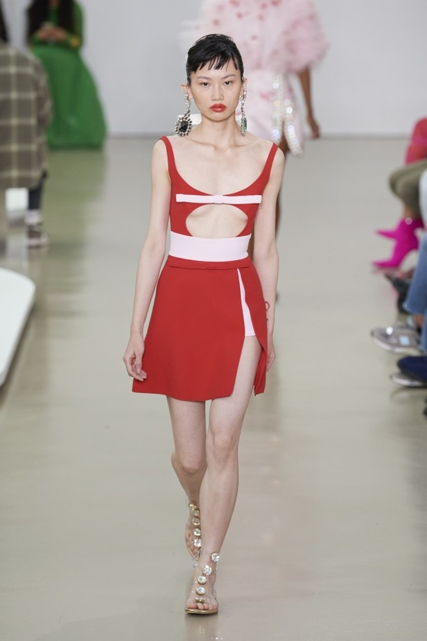 عرض أزياء Giambattista Valli لربيع وصيف 2022 من أسبوع الموضة في باريس