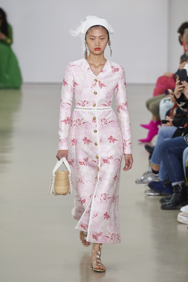عرض أزياء Giambattista Valli لربيع وصيف 2022 من أسبوع الموضة في باريس