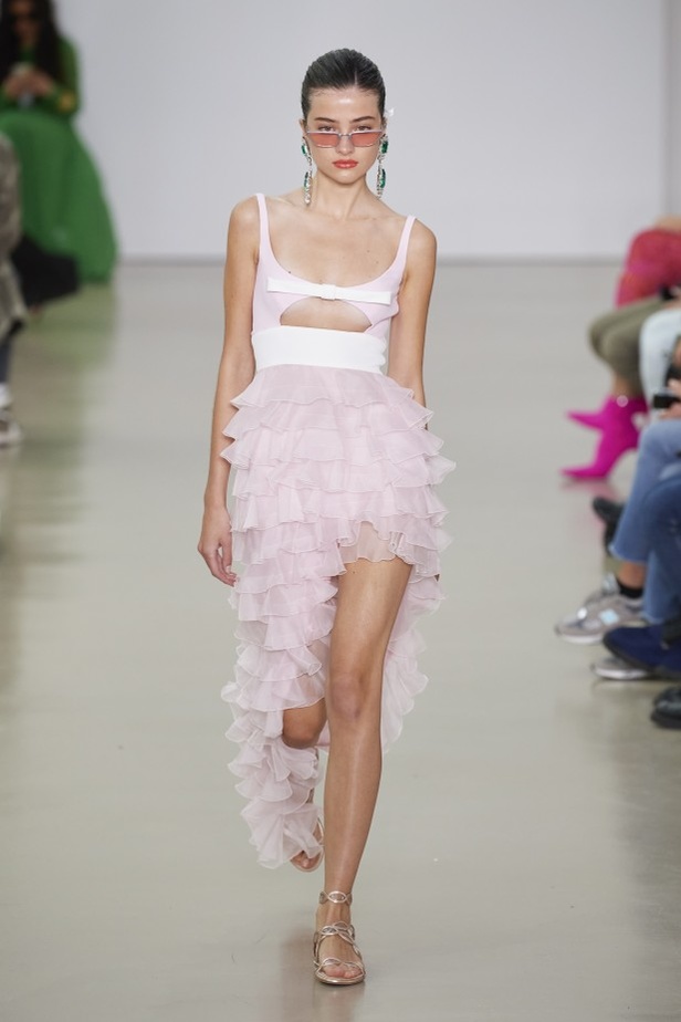 عرض أزياء Giambattista Valli لربيع وصيف 2022 من أسبوع الموضة في باريس