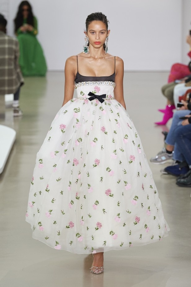 عرض أزياء Giambattista Valli لربيع وصيف 2022 من أسبوع الموضة في باريس
