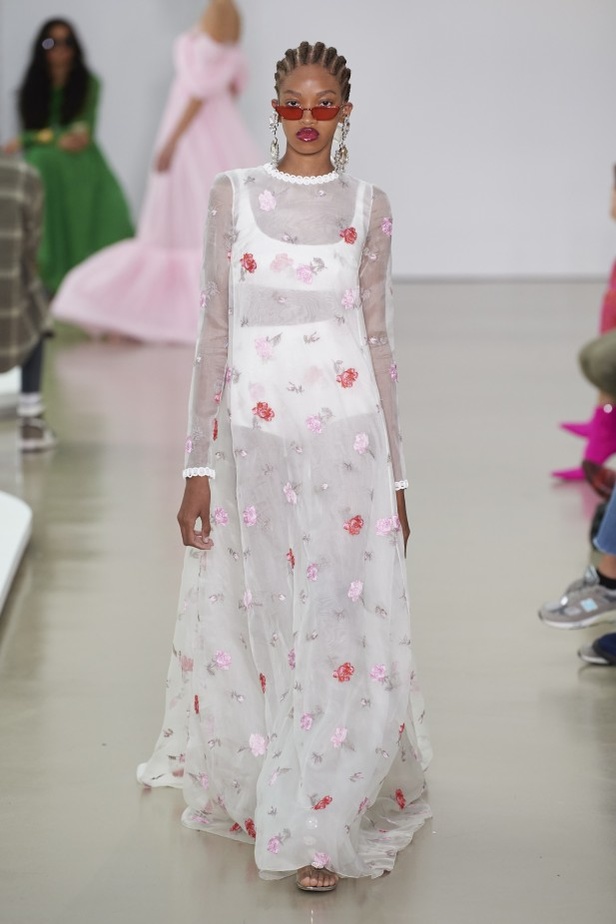 عرض أزياء Giambattista Valli لربيع وصيف 2022 من أسبوع الموضة في باريس