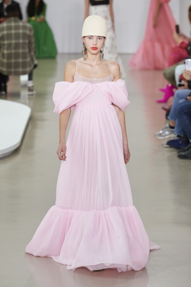 عرض أزياء Giambattista Valli لربيع وصيف 2022 من أسبوع الموضة في باريس