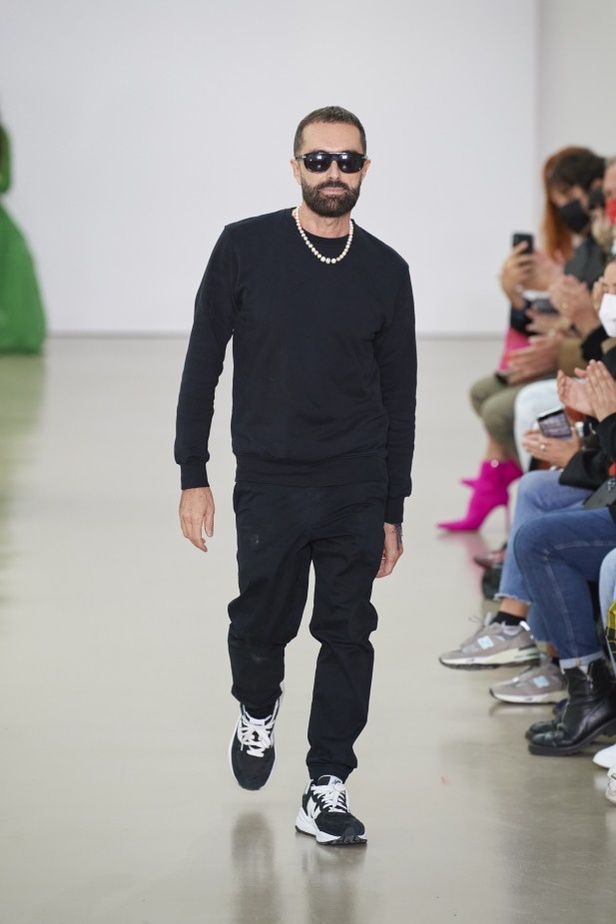 عرض أزياء Giambattista Valli لربيع وصيف 2022 من أسبوع الموضة في باريس